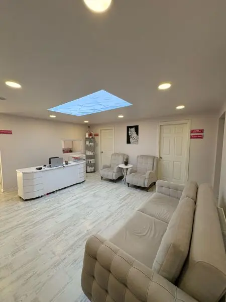 JES Güzellik Merkezi resepsiyonu ve bekleme alanı